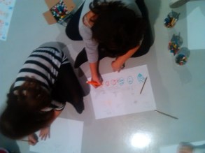 Materiales sencillos: lápices de colores, papel, el suelo... y mucha imaginación.