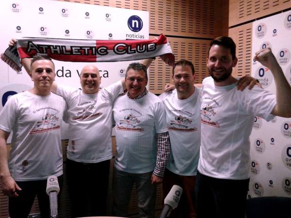 La tropa de Beti Zurekin con las camisetas del Séptimo de Chavalería